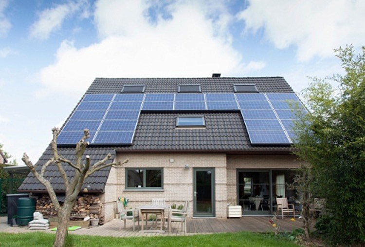 Passiv-Energiehäuser erneuerbare-energien-solaranlagen-satteldach
