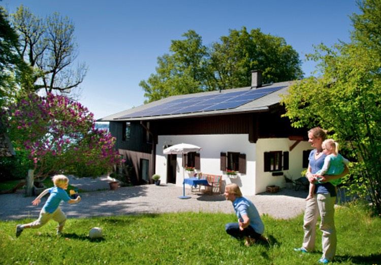 passiv-energiehaus-familie-erneuerbare-energien-familie-spielen-wiese