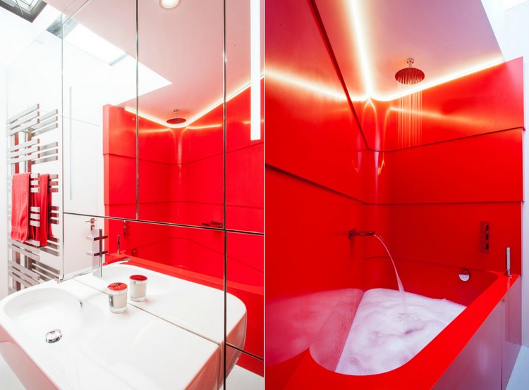rotes-badezimmer-modern-natürliches-licht-wandspiegel-badewanne