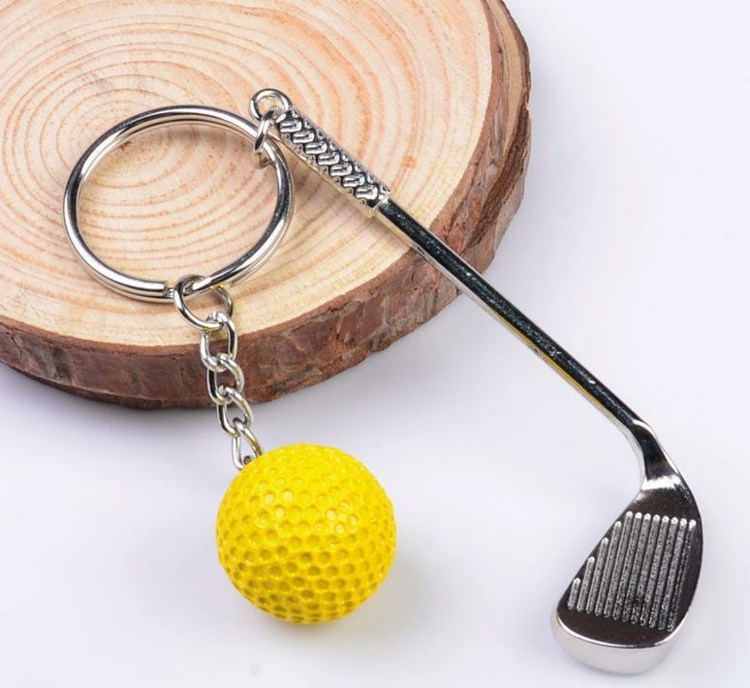 schlüsselanhänger-selber-machen-golfball-gelb-plastik-golfstick-metall-holzscheibe-metallring-kette