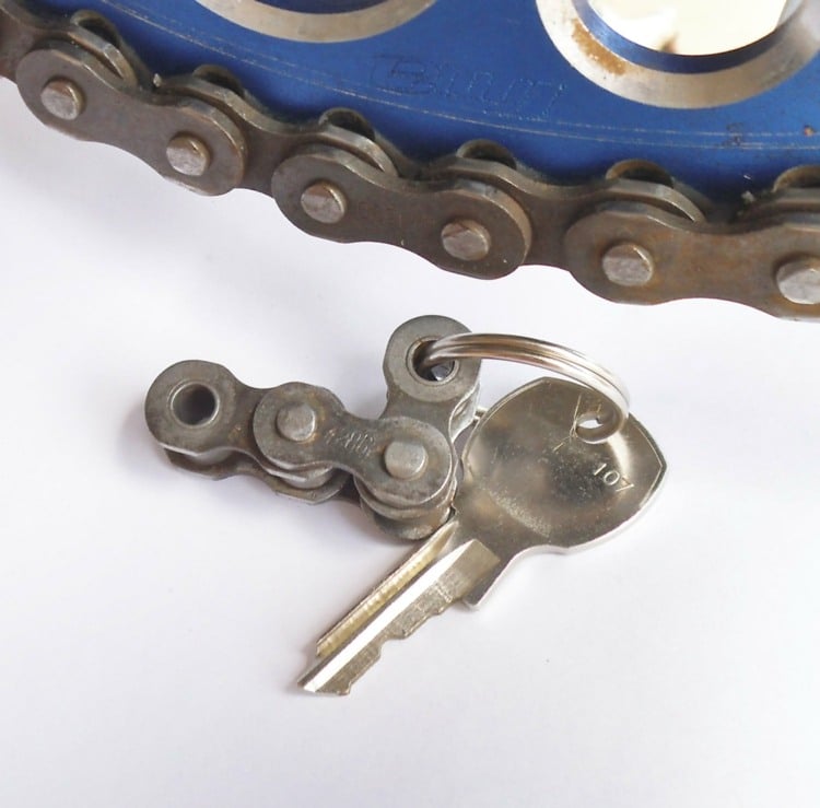 schlüsselanhänger-selber-machen-kette-teil-metall-wohnungsschlüssel-ring-blau