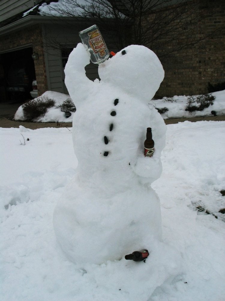 schneemann-bauen-winter-spaß-bier-dose-flaschen