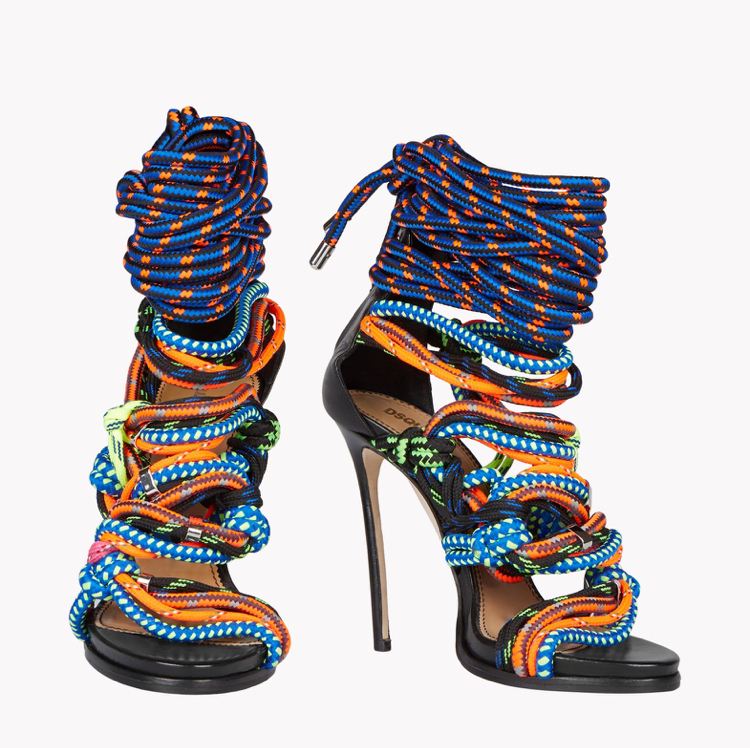 schnürsenkel-einfädeln-sandalen-high-heels-dsquared2-design