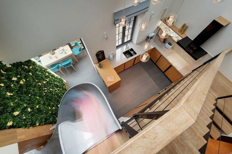schöne-wohnideen-kreative-inneneinrichtung-treppe-rutsche