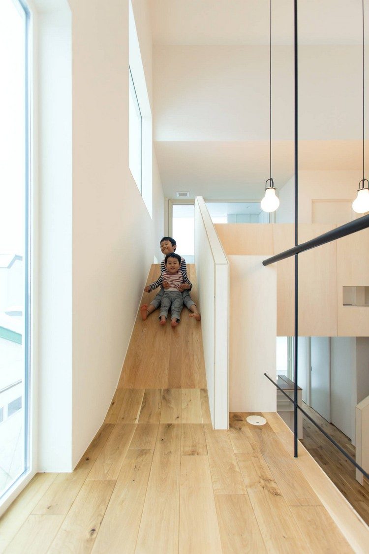 schöne-wohnideen-wohnen-mit-kindern-rutsche-statt-treppe