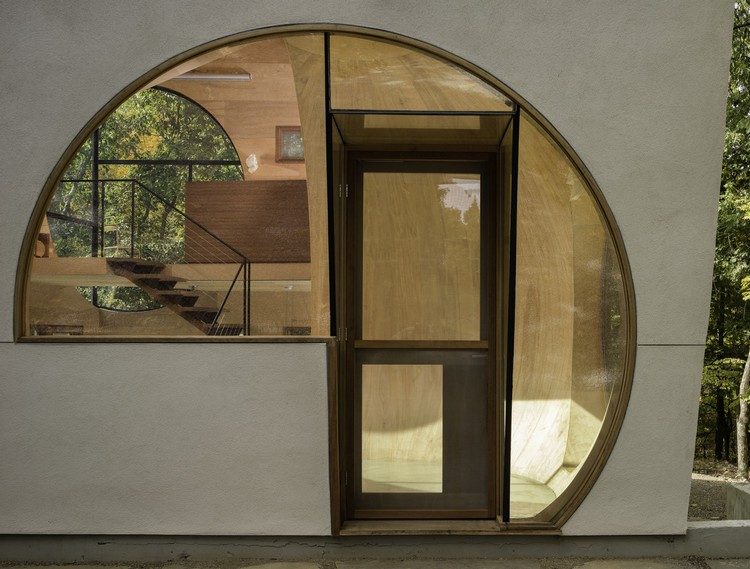 Solarhaus aus Holz eingang-haustur-runder-bogen-glas