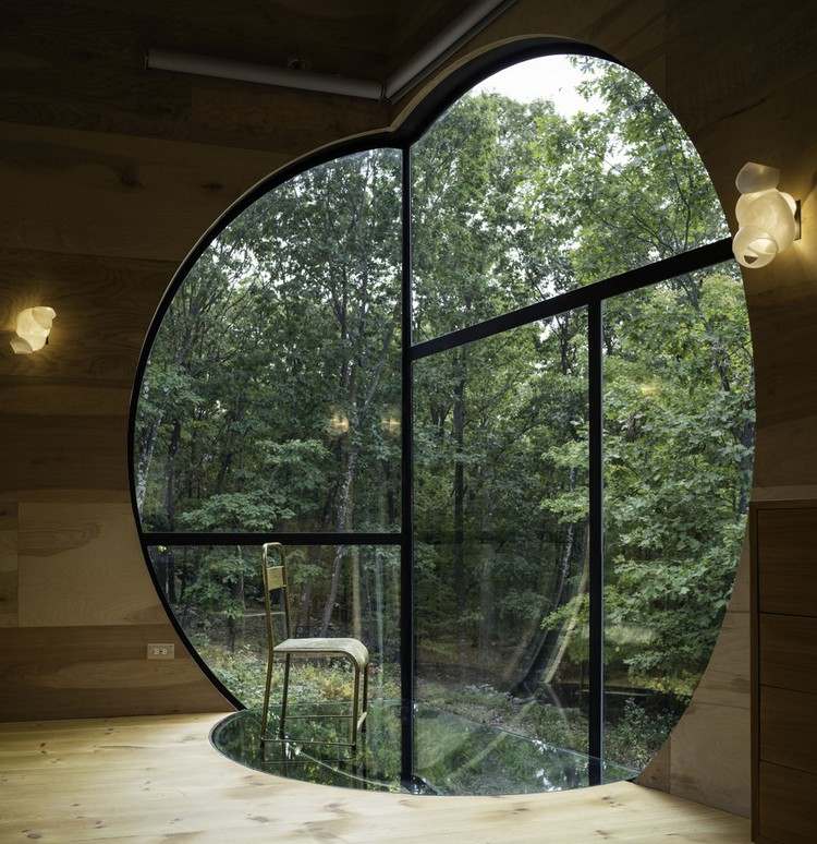 solarhaus-holz-große-runde-fenster-auffälliges-design