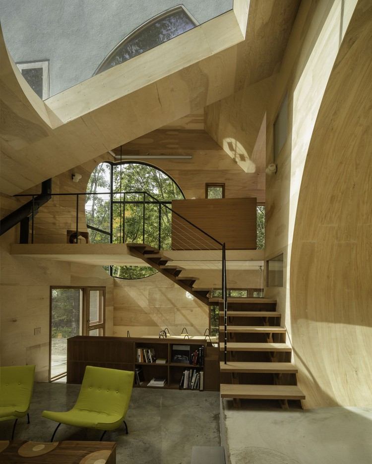 Solarhaus aus Holz offenes-interieur-dachfenster-holztreppe