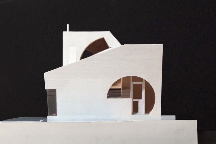 solarhaus-holz-seitlich-architekturmodell-weiße-fassade