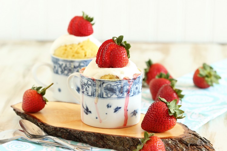 tassenkuchen-mikrowelle-vanille-erdbeere-sahne-rezept-tassenkuchen