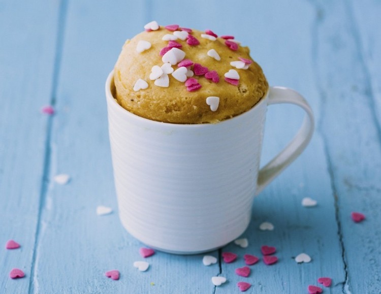 tassenkuchen-mikrowelle-vanille-zuckerstreusel-herzen-valentinstag