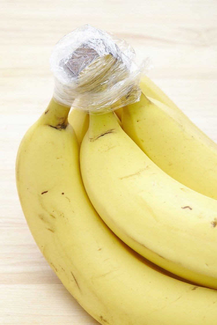 Tipps und Tricks im Haushalt bananen-frischhaltefolie-stängel-einwickeln