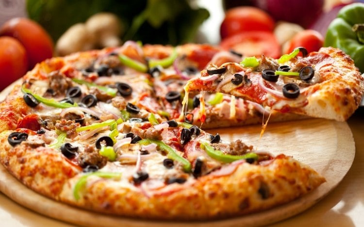 veganer-käse-geschmolzen-überbacken-pizza-geschnitten-stück-oliven-gemüse