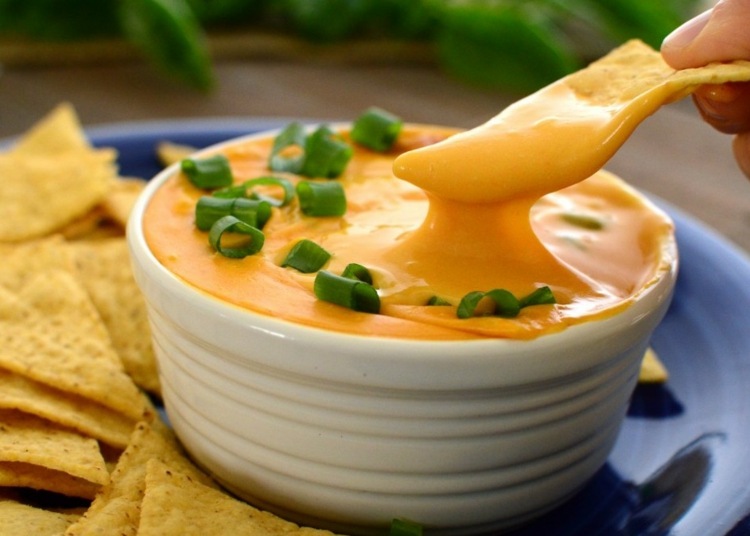veganer-käse-nachos-dip-zwiebeln-geschnitten-soße-teller-blau-schälchen-cremig