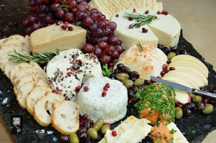 veganer käse platte-weichkäse-frischkäse-oliven-trauben-rosmarin-schnittkräuter-brot