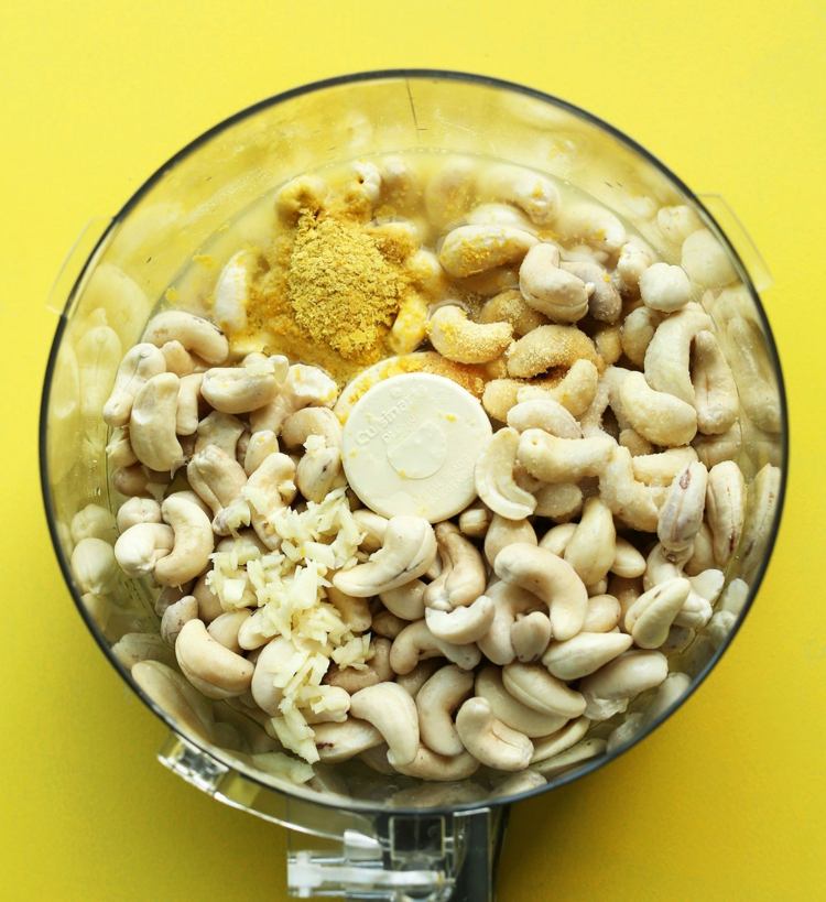 veganer käse zutaten-mixer-cashew-nüsse-knoblauch-zitronensaft-cuminpulver-salz