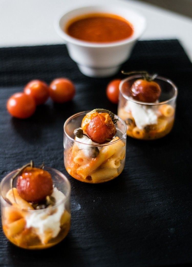 vorspeisen-im-glas-italienische-vorspeise-rezept-nudeln-tomaten