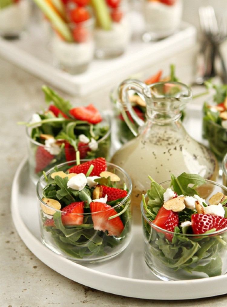 Vorspeisen im Glas leichte-vorspeise-salat-rukola-erdbeeren-soße