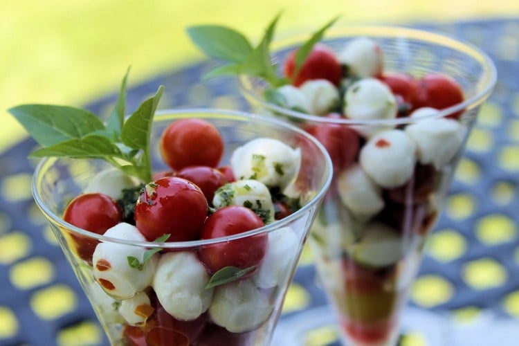 Vorspeisen im Glas salat-rezept-mozzarella-cherrytomaten-pesto