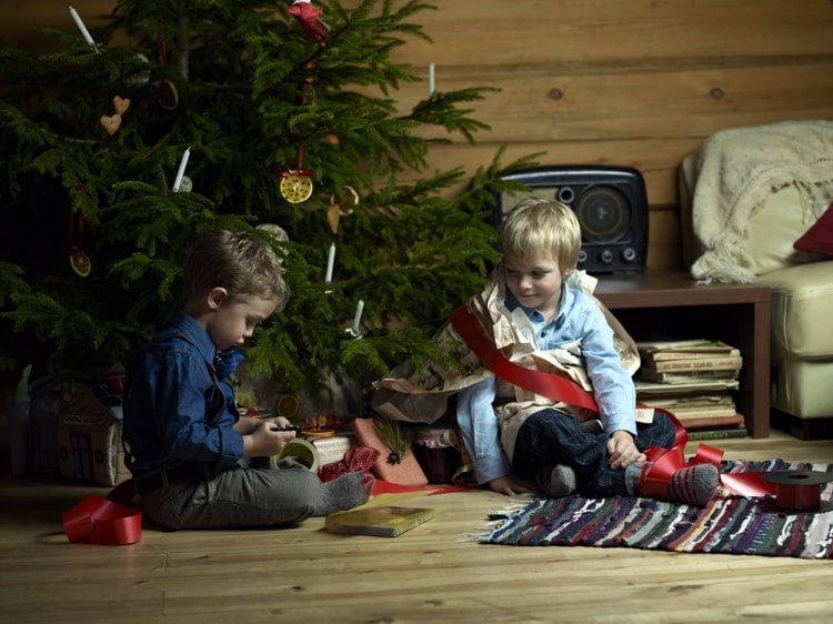 Weihnachten Spiele -weihnachtsspiele-kinder-geschenke-auspacken-tannenbaum