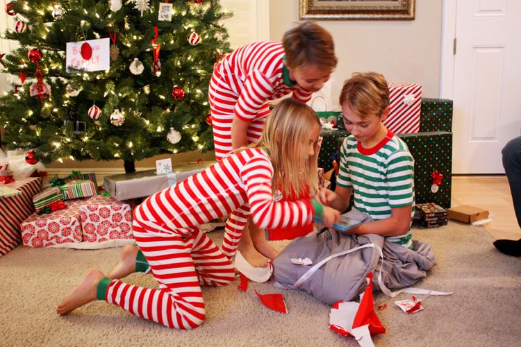 Weihnachten Spiele -weihnachtsspiele-kinder-geschenkübergabe-auspacken-heiligabend