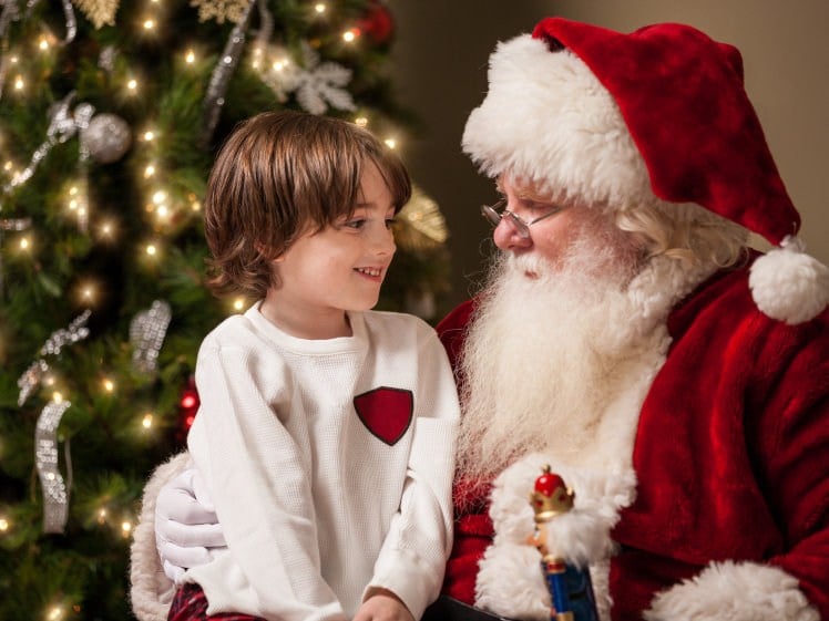 Weihnachten Spiele -weihnachtsspiele-weihnachtsmann-nikolaus-geschenkeüergabe
