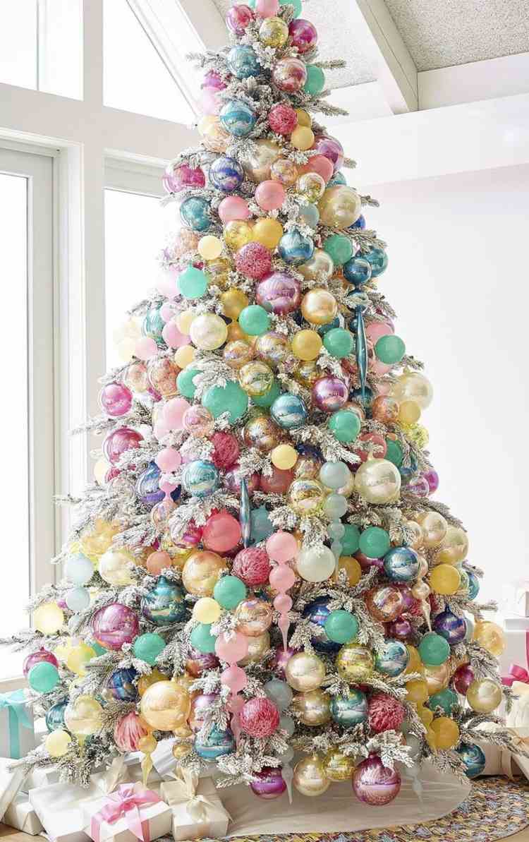 weihnachtlich-dekorieren-pastell-bunt-weihnachtsbaum-baumschmuck-ideen