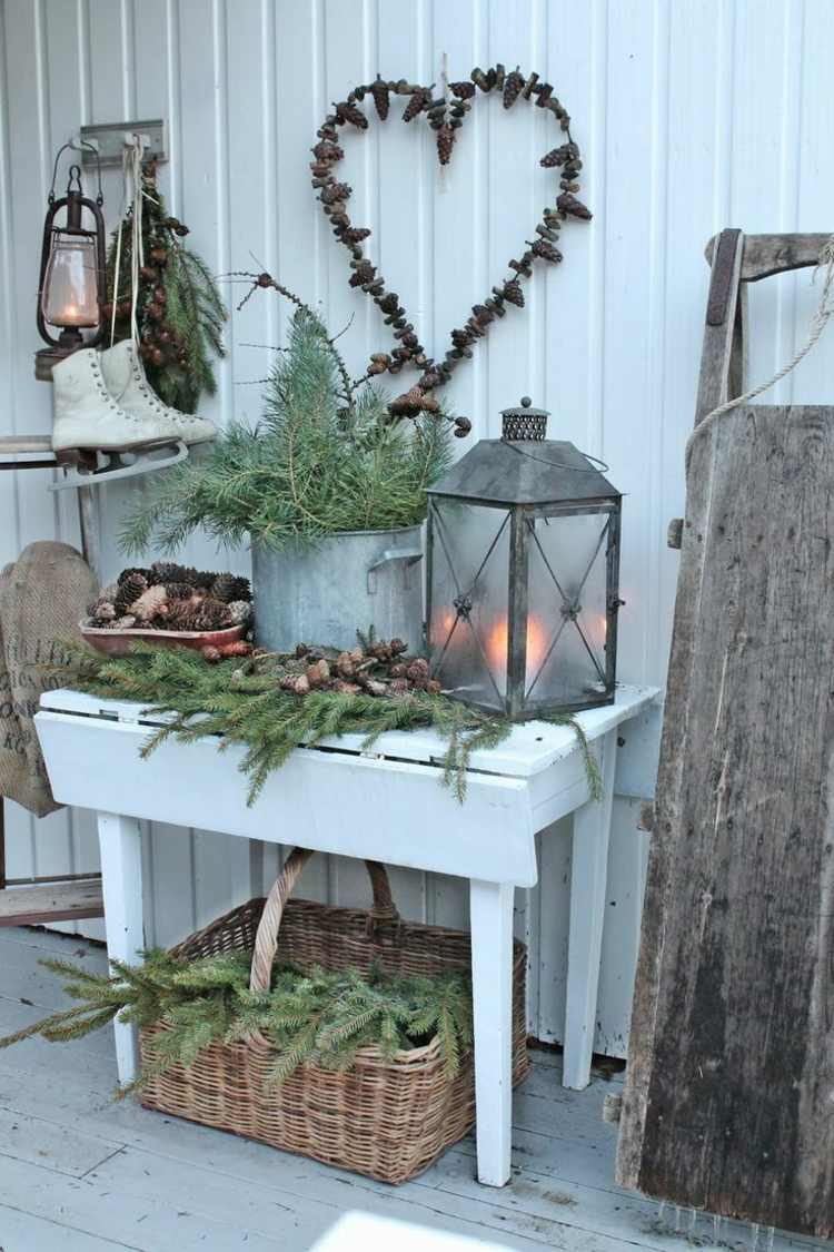 weihnachtsdeko auf dem balkon winter-skandinavisch-tannengrün-laterne-schlitten