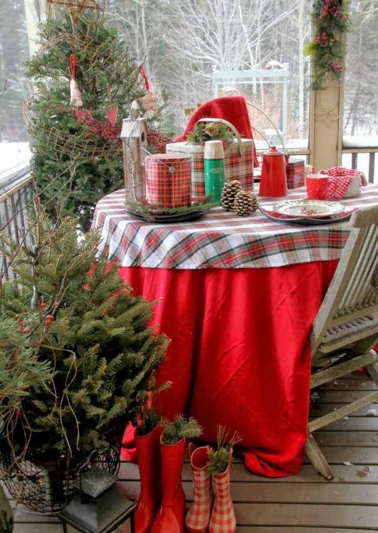 weihnachtsdeko auf dem balkon winter-tisch-gestalten-rot-tischdecke-tannen