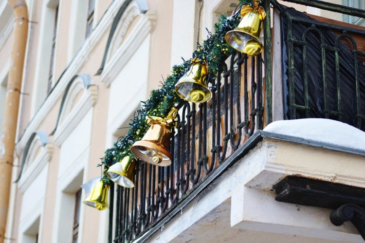 weihnachtsdeko-balkon-winter-gelander-idee-glocken-weihnachtlich-dekorieren-ideen