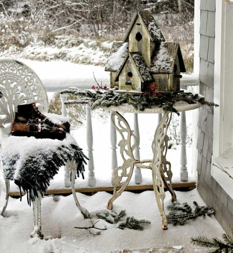 weihnachtsdeko-balkon-winter-vogelhaus-tannengrün-schnee-shabby-tisch