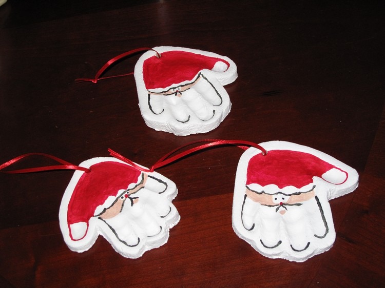 Weihnachtsmann basteln mit-kindern-salzteig-handabdruck-baumschmuck