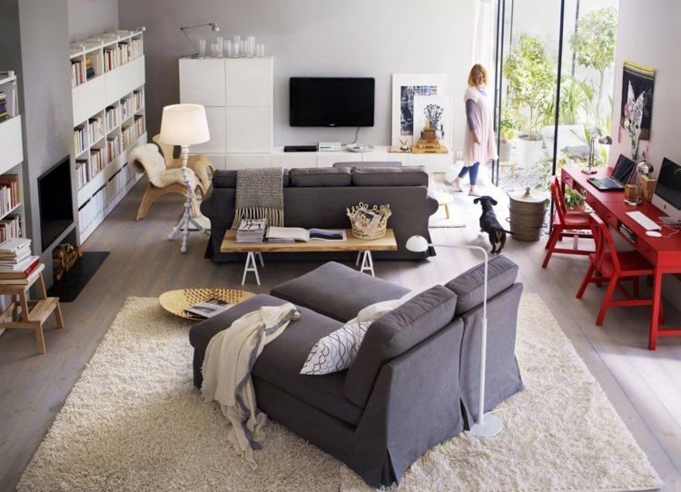wohnzimmer-couch-grau-möbel-liegen-gestaltung-ideen-rot-schreibtisch