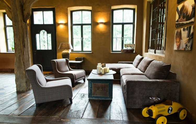 wohnzimmer-couch-landhaus-modern-grau-sessel-parkett