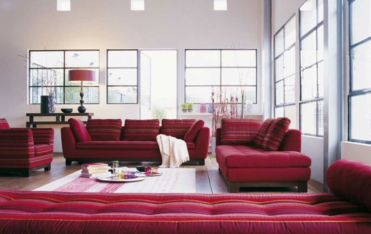 wohnzimmer-couch-rot-canapé-streifen-muster-beistelltisch