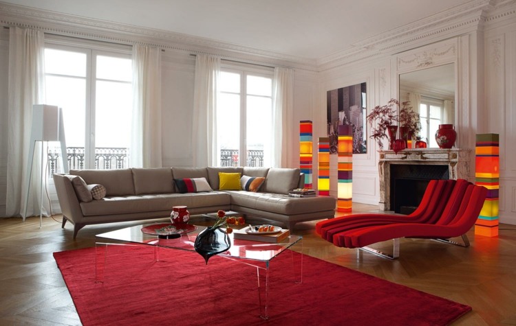 wohnzimmer-couch-warm-farben-stehlampen-liege-rot-teppich-kamin