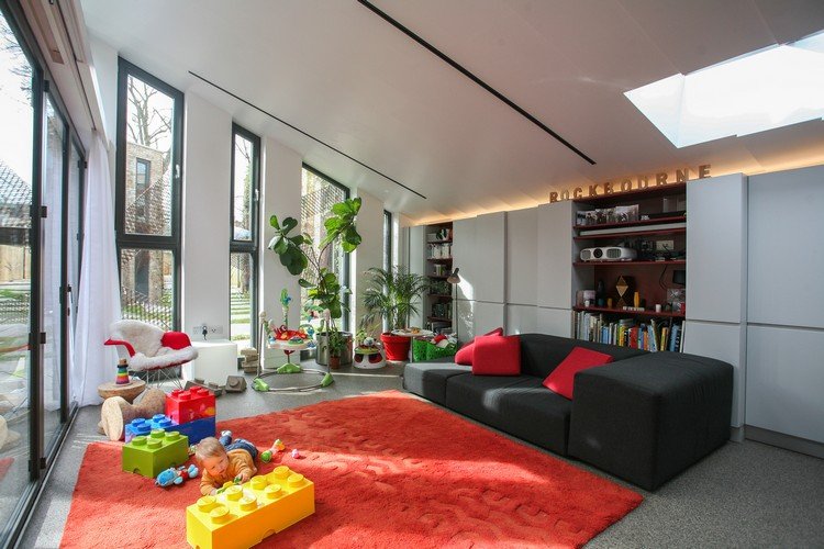 wohnzimmer-natürliches-licht-dachschräge-große-fenster-farbige-einrichtung