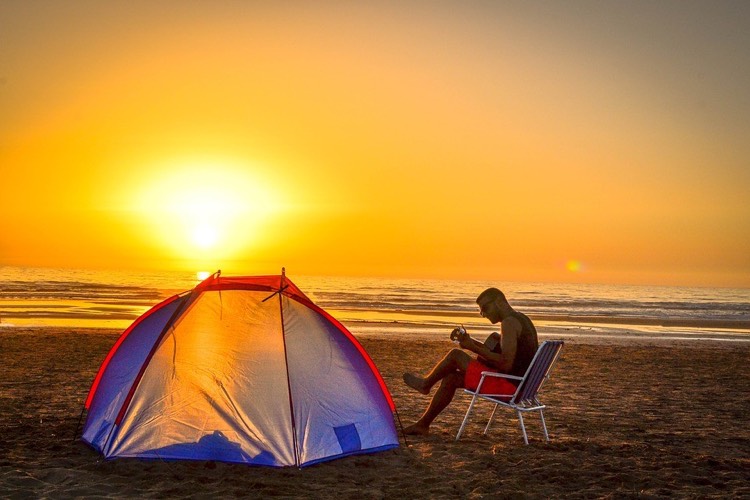 Outdoor Camping zelt-strand-sonnenuntergang-gitarre-spielen
