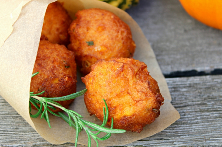 actifry-rezepte-rosmarin-kräuter-gebraten-bällchen-knusprig-goldbraun-snack-backpapier-tüte-holztisch