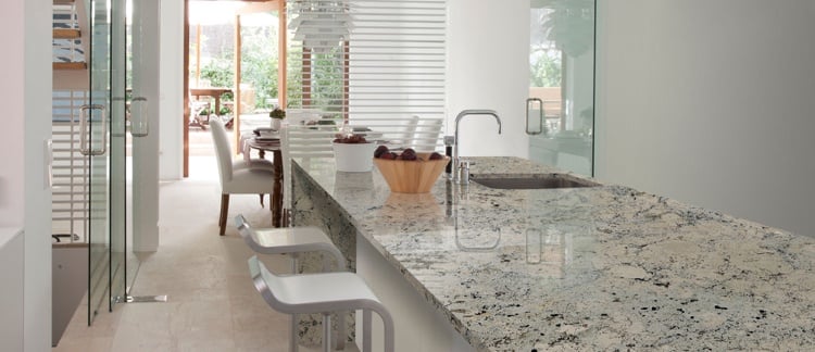 Arbeitsplatte aus Granit -kueche-modern-design-weiss-grau-glaswand