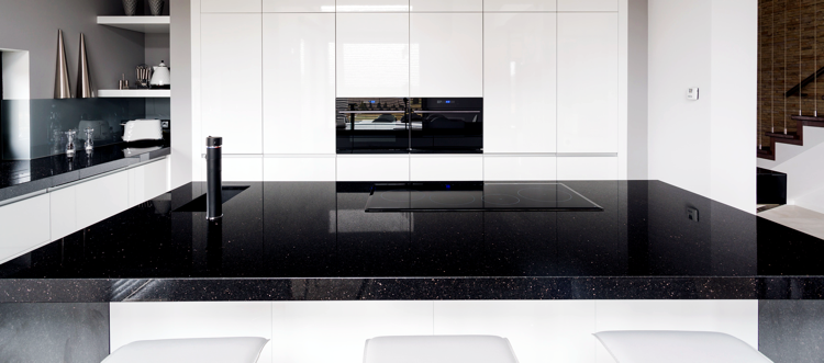 Arbeitsplatte aus Granit -kueche-modern-minimalistisch-grifflos-schwarz-weiss