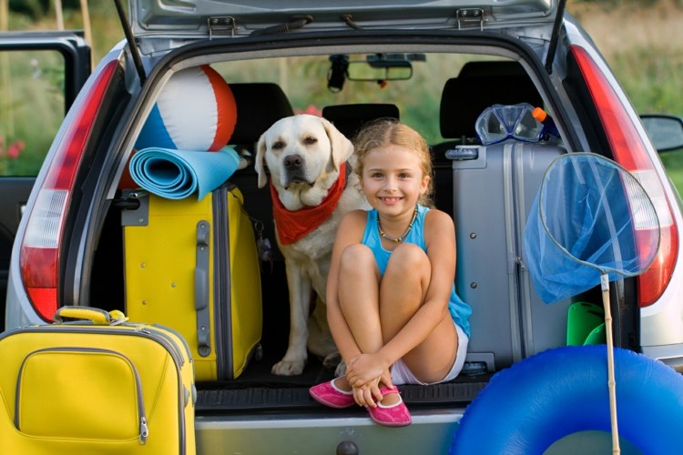 autospiele-kinder-auto-gepäck-kofferraum-voll-mädchen-hund-ball-matte-schwimmreifen-taucherbrille