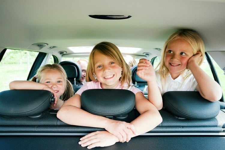 autospiele-kinder-auto-unterwegs-reise-fahrt-familie-kinder-lachen-mädchen-rücksitz-rücklehne