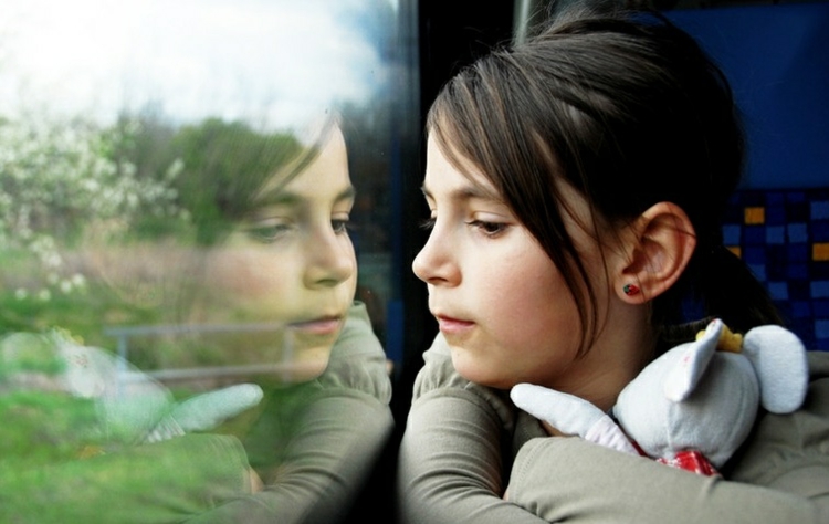 autospiele-kinder-fenster-beobachten-draussen-schauen-mädchen-kuscheltier-maus-autofahrt-rückbank