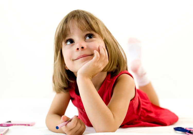 autospiele-kinder-kleid-rot-mädchen-kugelschreiber-schere-erraten-rätsel-überlegen-fragen-antworten