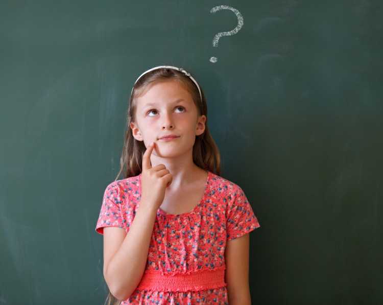 autospiele-kinder-mädchen-fragen-denken-überlegen-raten-fragezeichen-tafel-grün-kleid-blumen