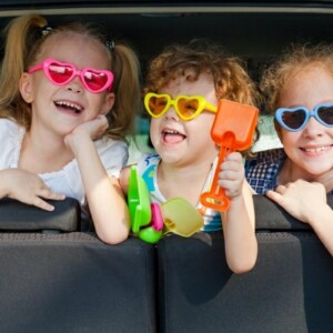 autospiele-kinder-mädchen-junge-meer-fahren-sonnenbrille-herzförmig-sandspielzeug-farbig