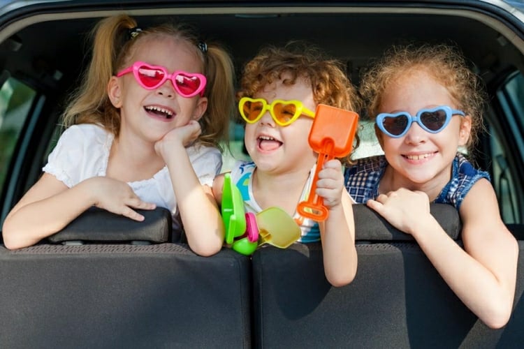 autospiele-kinder-mädchen-junge-meer-fahren-sonnenbrille-herzförmig-sandspielzeug-farbig