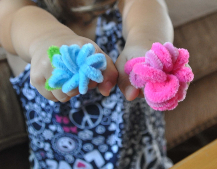 autospiele-kinder-pfeifenreiniger-basteln-knoten-drehen-formen-blüten-ring-mädchen