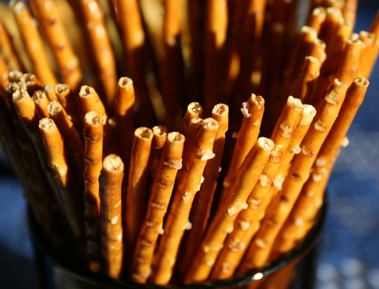 autospiele-kinder-salzstangen-spielen-teigware-salzgebäck-slazkörner-glas-knabberei-naschen